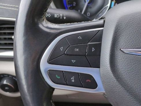 Used 2021 Chrysler Pacifica Touring-L FWD image 23