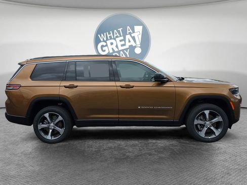 New 2026 Jeep Grand Cherokee L Limited w/ Luxury Tech Group II AWD/4WD image 2