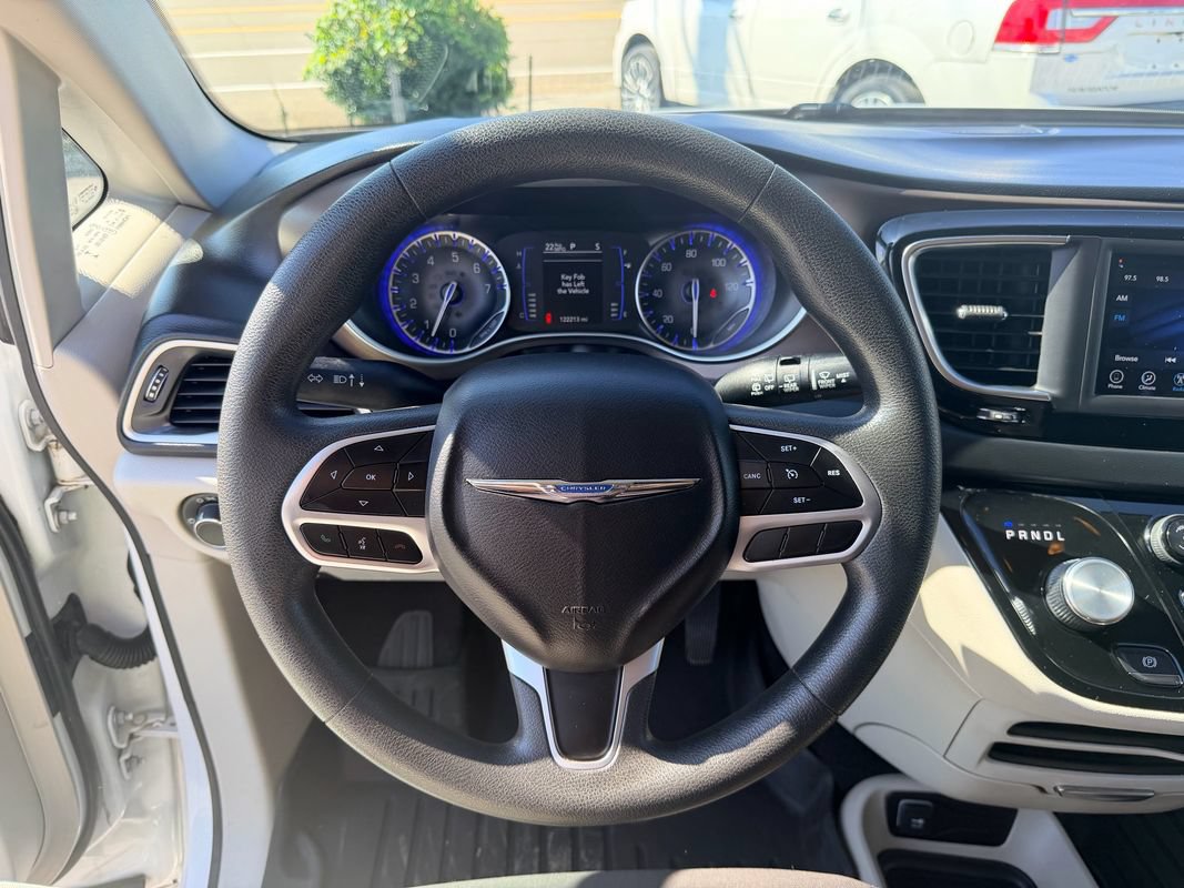 Used 2018 Chrysler Pacifica L FWD image 17
