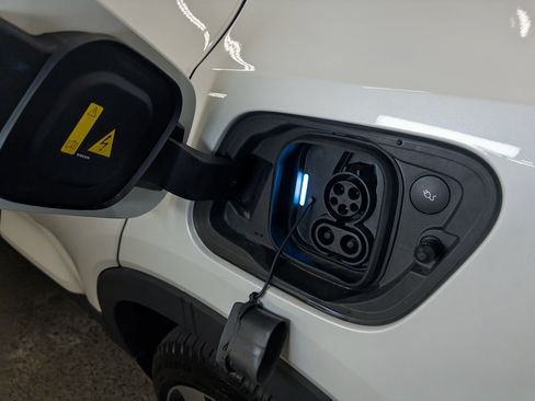 Used 2027 Chevrolet Bolt LT w/ Comfort Package FWD image 5