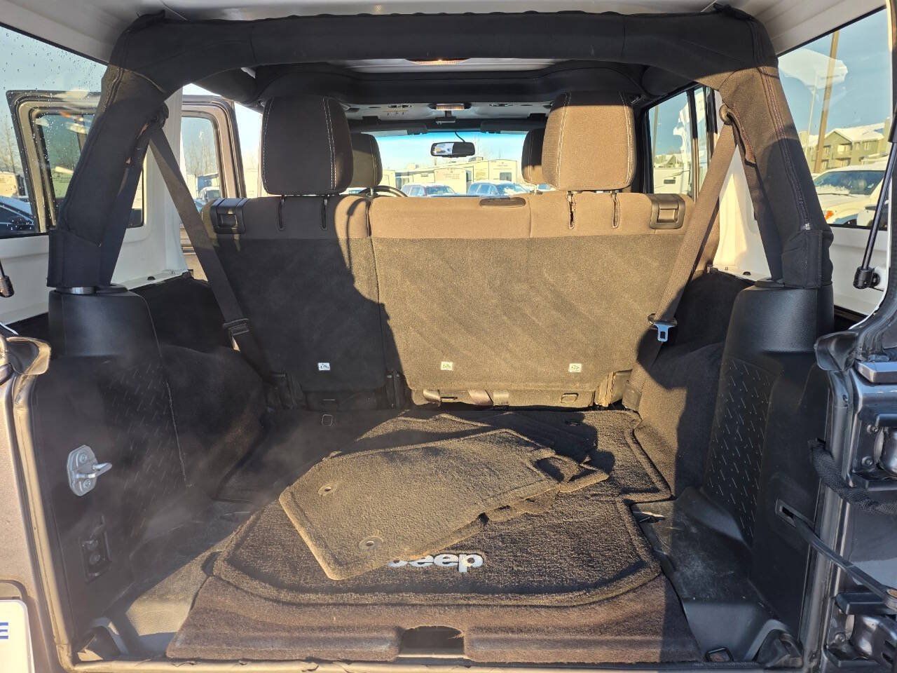 Used 2017 Jeep Wrangler Unlimited Sahara w/ Connectivity Group AWD/4WD image 12
