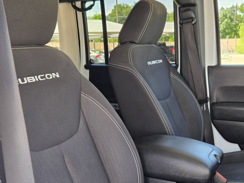 Used 2015 Jeep Wrangler Unlimited Rubicon w/ Connectivity Group AWD/4WD image 30