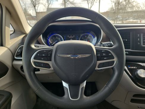 Used 2017 Chrysler Pacifica Touring image 18