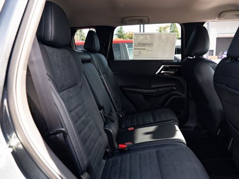 New 2025 Mitsubishi Outlander SE image 21