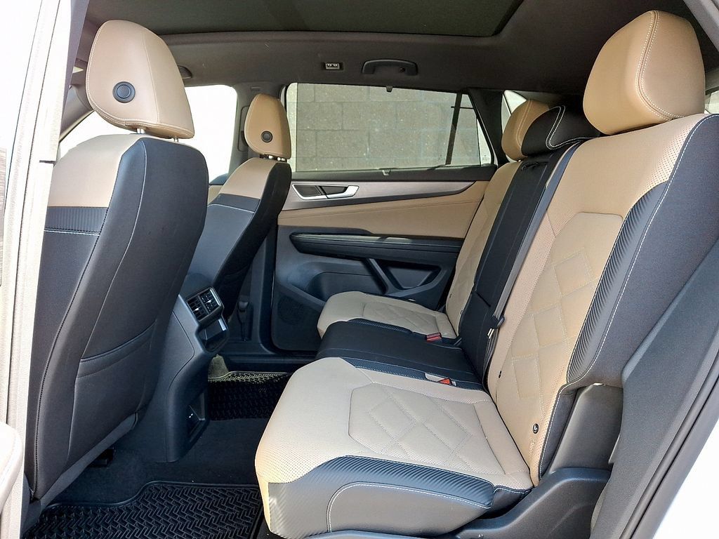 Certified 2025 Volkswagen Atlas Cross Sport SE w/ Panoramic Sunroof Package AWD/4WD image 10