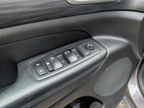 Used 2019 Jeep Grand Cherokee Altitude image 17
