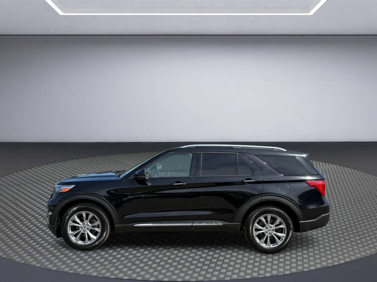 Used 2021 Ford Explorer Limited w/ Equipment Group 301A AWD/4WD image 4