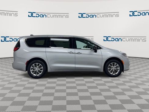 New 2026 Chrysler Pacifica Select AWD/4WD image 9