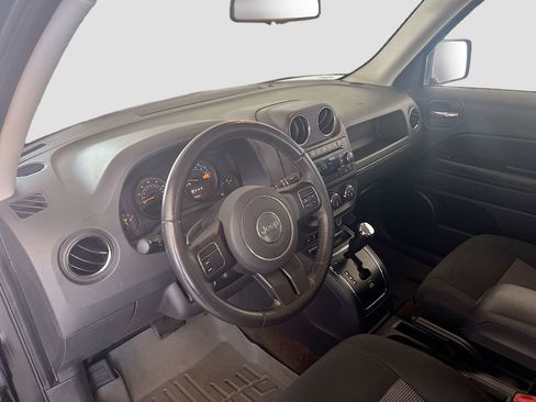 Used 2017 Jeep Patriot Latitude FWD image 9