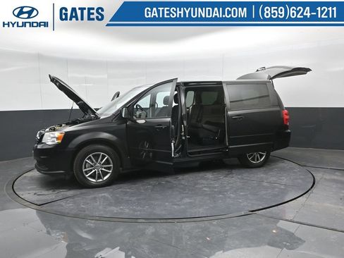 Used 2016 Dodge Grand Caravan SE image 47
