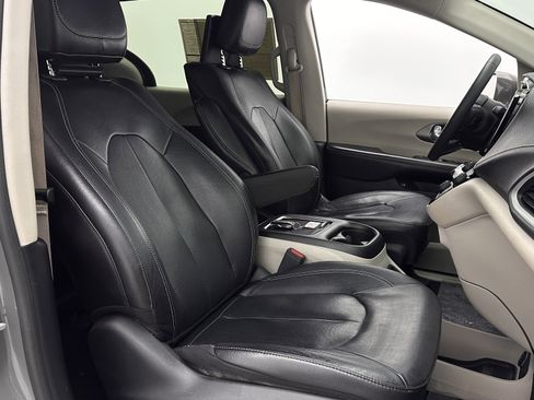 Used 2022 Chrysler Pacifica Touring-L w/ Uconnect Theater Family Group image 39