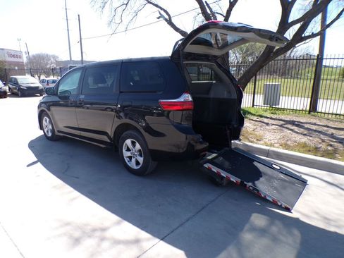 Used 2020 Toyota Sienna L image 1