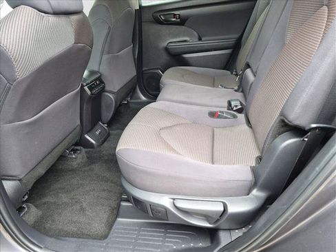 Used 2025 Toyota Highlander LE FWD image 18