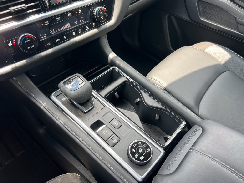 Used 2025 Nissan Pathfinder SL AWD/4WD image 41