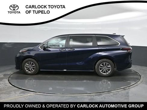 Used 2025 Toyota Sienna XLE image 8