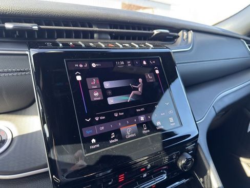 New 2025 Jeep Grand Cherokee Altitude image 19