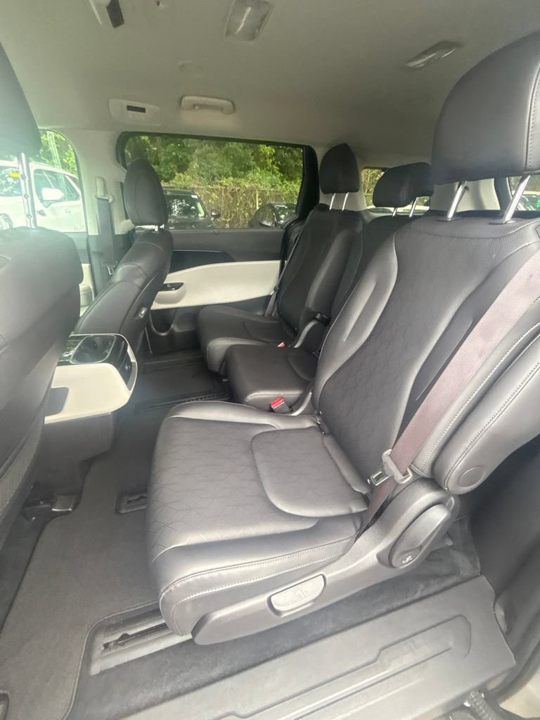 Used 2024 Kia Carnival EX FWD image 16
