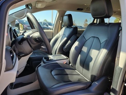 Used 2024 Chrysler Pacifica Select image 20