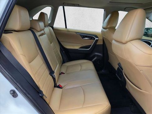 Used 2020 Toyota RAV4 XLE Premium FWD image 17