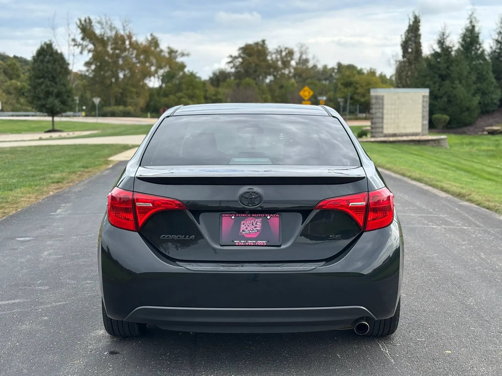 Used 2017 Toyota Corolla SE w/ Carpet Mat Package (TMS) FWD image 6