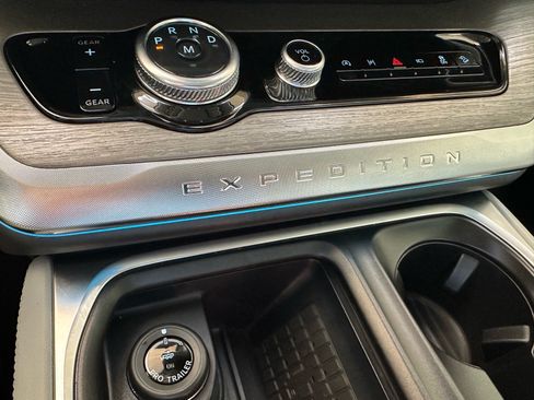 Certified 2025 Ford Expedition Max Platinum w/ Driver's Package AWD/4WD image 36
