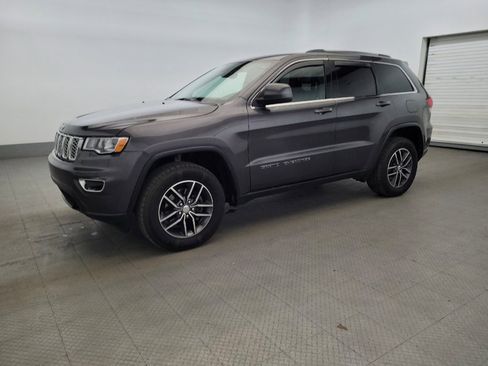 Used 2018 Jeep Grand Cherokee Laredo AWD/4WD image 2