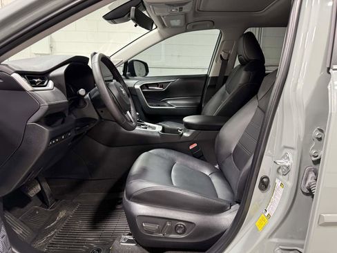 Used 2023 Toyota RAV4 XLE Premium image 9