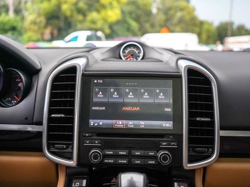 Used 2018 Porsche Cayenne Platinum Edition w/ Premium Package AWD/4WD image 15