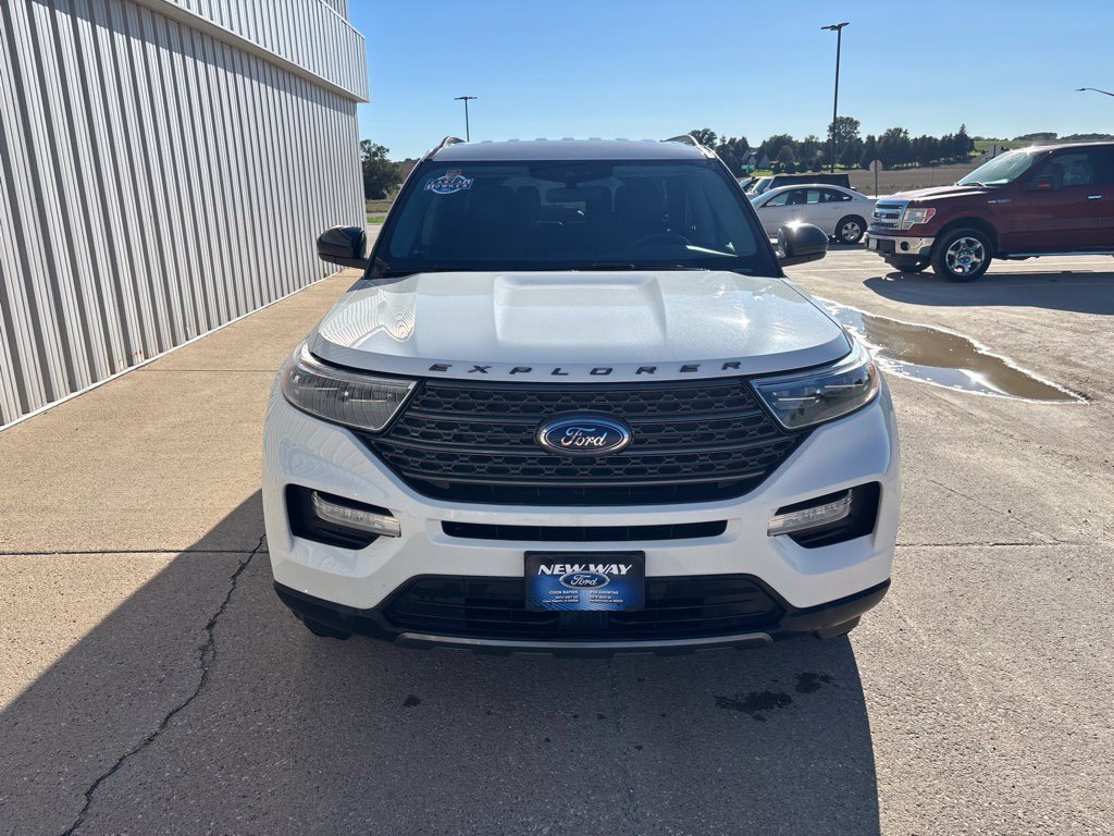 Used 2022 Ford Explorer XLT w/ Equipment Group 202A AWD/4WD image 2