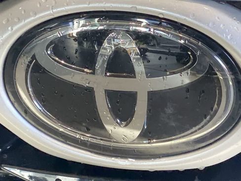 Used 2022 Toyota Highlander XLE AWD/4WD image 10
