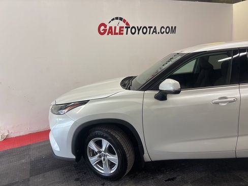 Used 2022 Toyota Highlander LE image 5