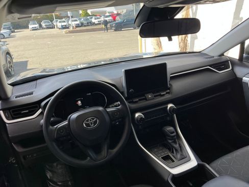Used 2025 Toyota RAV4 XLE image 33