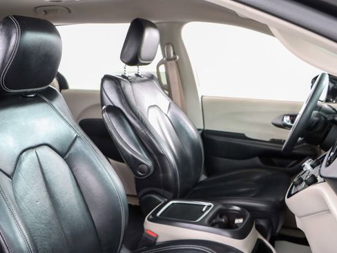 Used 2022 Chrysler Pacifica Touring-L image 27