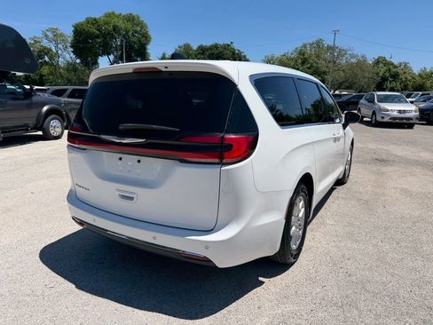 Used 2023 Chrysler Pacifica Touring-L image 6