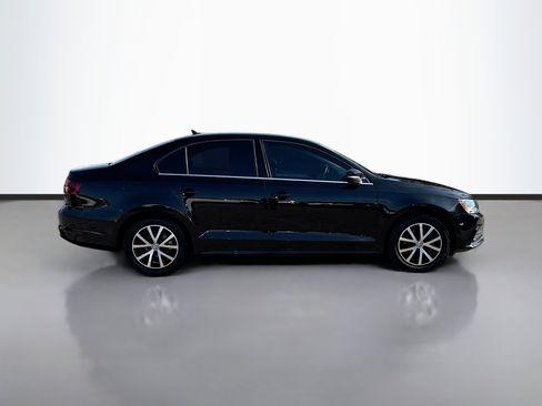 Used 2017 Volkswagen Jetta SE image 2