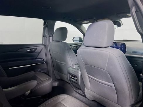 Used 2025 Chevrolet Traverse LT FWD image 9