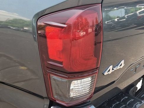 Used 2019 Toyota Tacoma SR5 AWD/4WD image 10