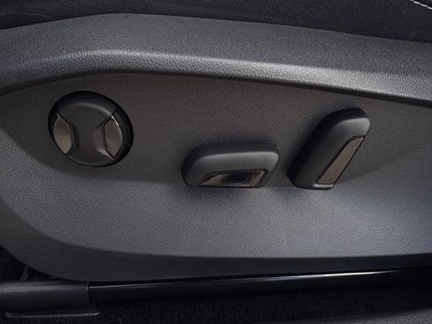 New 2025 Volkswagen Taos SE image 25