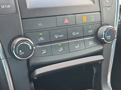 Used 2017 Toyota Camry SE FWD image 19
