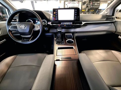 Used 2024 Toyota Sienna XLE image 22