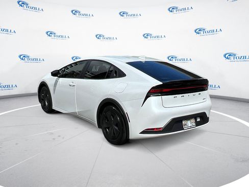 Used 2023 Toyota Prius FWD image 3