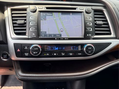 Used 2018 Toyota Highlander Limited Platinum AWD/4WD image 24