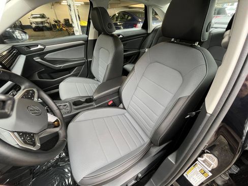 Used 2025 Volkswagen Jetta SE image 36