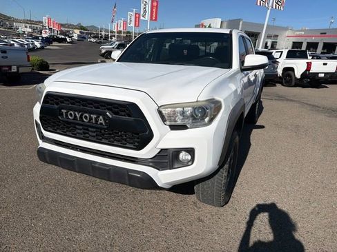 Used 2017 Toyota Tacoma TRD Off-Road AWD/4WD image 5