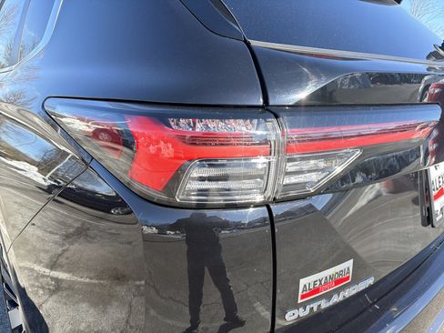 Used 2025 Mitsubishi Outlander SE image 27