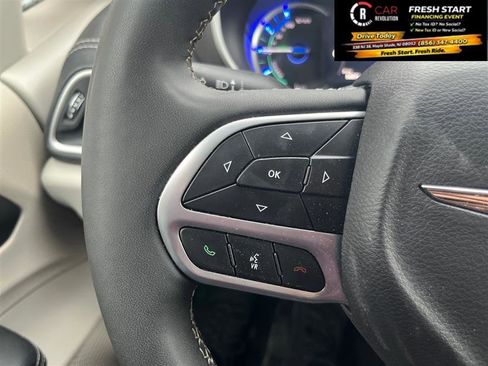 Used 2024 Chrysler Pacifica Limited FWD image 27