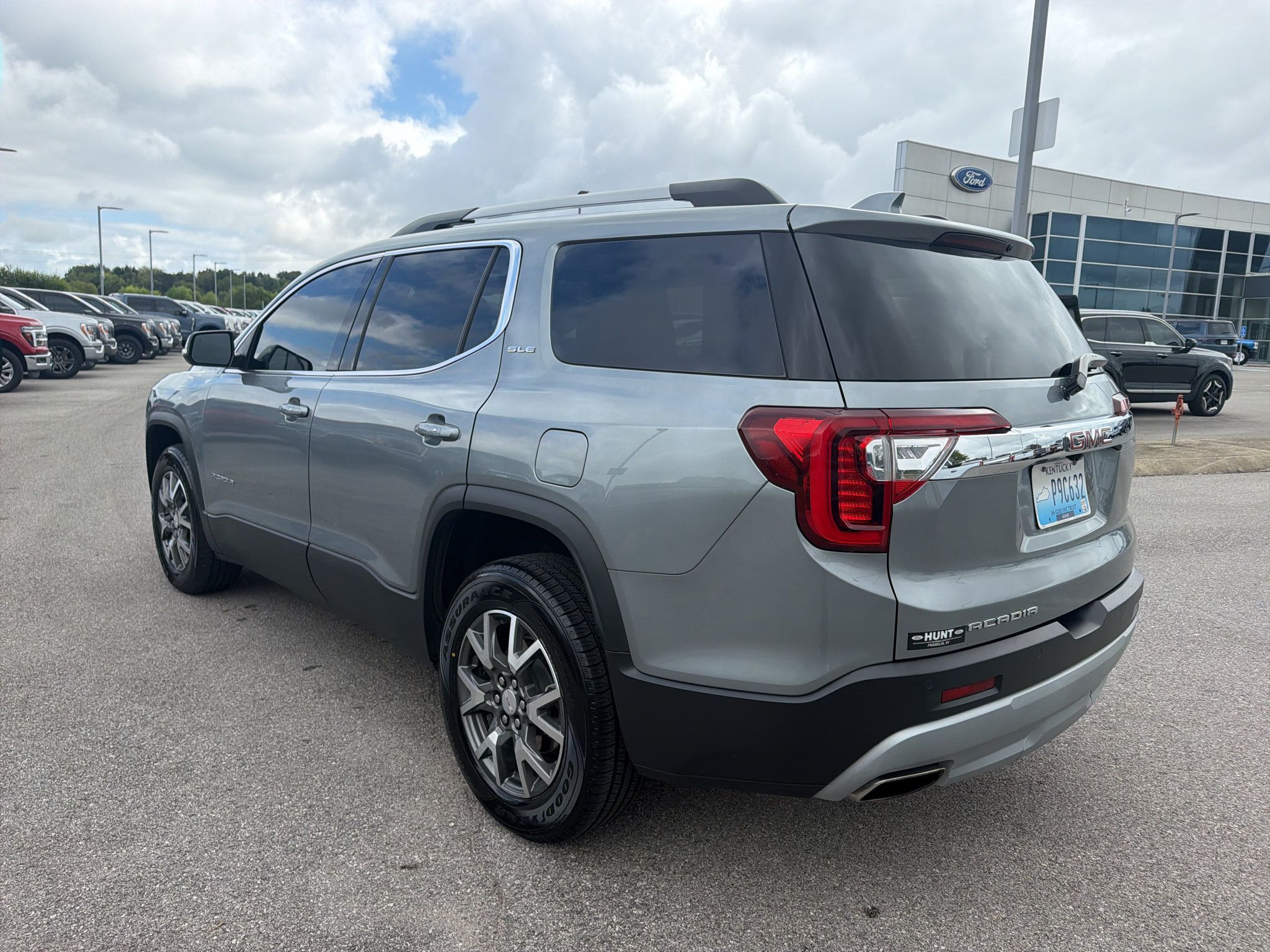 Used 2023 GMC Acadia SLE w/ Driver Convenience Package FWD image 7