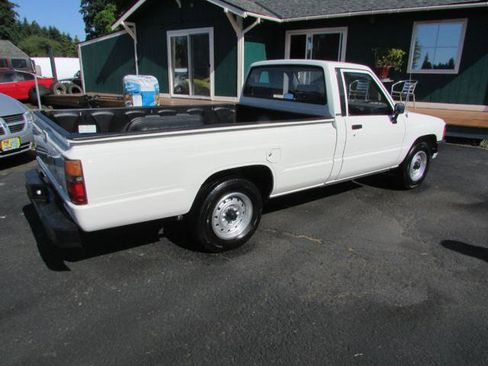 Used 1986 Toyota Pickup 2WD Regular Cab Long Bed image 4