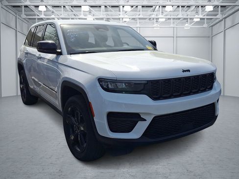 Used 2023 Jeep Grand Cherokee Altitude AWD/4WD image 3