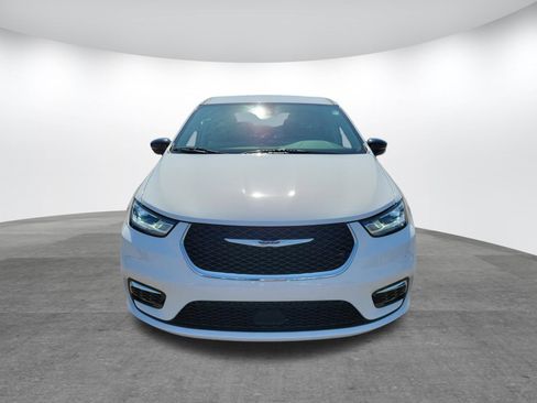 Used 2024 Chrysler Pacifica Touring-L FWD image 2